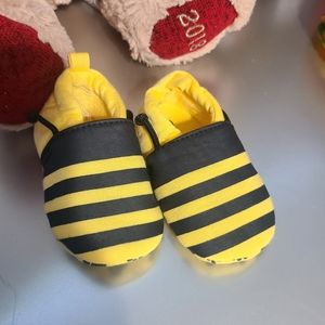 Baby boy or girl cute bee pattern yellow shoes